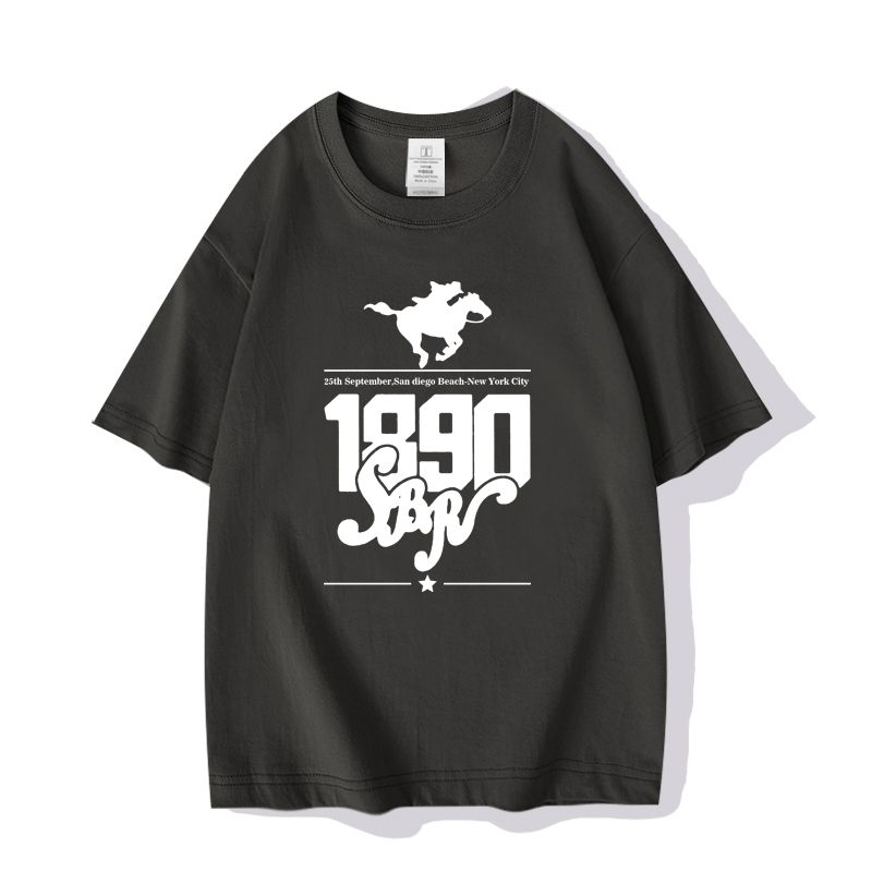 スタンド使い イラスト トップス レトロウエスタン風 1890ロゴプリントデザイン ユニセックス 半袖 Ｔシャツ